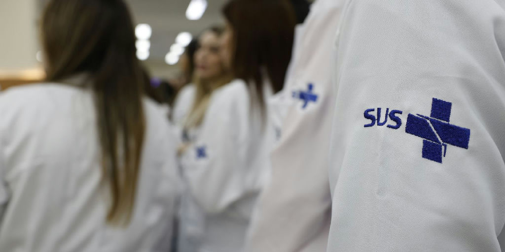 Ministério da Saúde renova contratos de 676 especialistas no SUS até 2027 para reforçar interior
