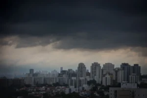 Mudança no tempo traz alerta para pancadas de chuva e ventos fortes em São Paulo