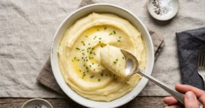 O segredo dos chefs franceses para um purê de batatas perfeito e aveludado