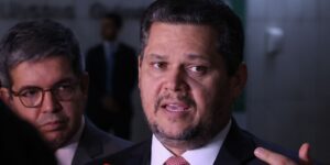 Omar Aziz relatará na CCJ do Senado a PEC que propõe o fim da escala 6x1 enviada por Alcolumbre