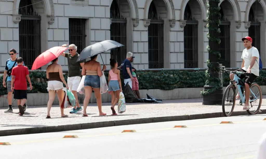 Onda de calor avança pelo Brasil com alerta de umidade crítica em diversas regiões