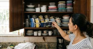 Organização doméstica: como identificar e eliminar o excesso de objetos duplicados