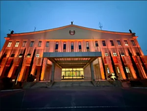 Palácio dos Bandeirantes se veste de laranja em apoio à conscientização sobre esclerose múltipla