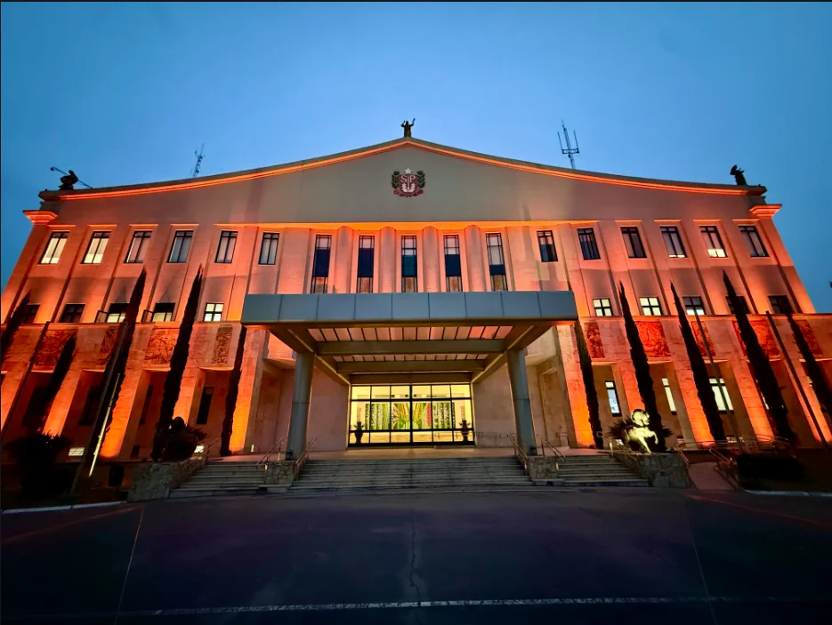 Palácio dos Bandeirantes se veste de laranja em apoio à conscientização sobre esclerose múltipla