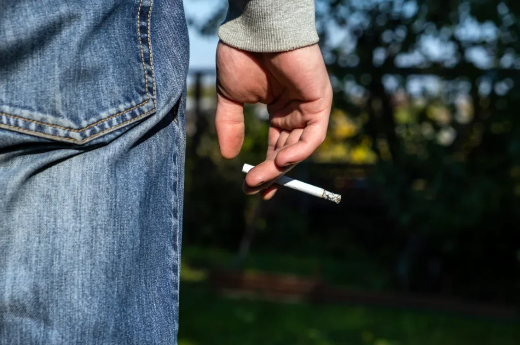 Parar de fumar traz benefícios imediatos ao coração, afirmam especialistas