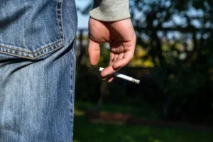 Parar de fumar traz benefícios imediatos ao coração, afirmam especialistas