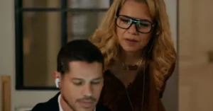 Pilar quase desmascara Iuri ao interceptar troca de mensagens com Adriana em Quem Ama Cuida