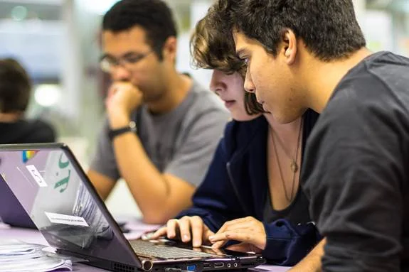 Plataformas digitais gratuitas impulsionam aprendizagem na rede pública de São Paulo