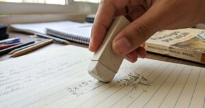 Por que a capa de papelão da borracha é essencial para o seu material escolar