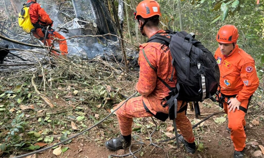 Queda de helicóptero deixa quatro mortos em área de mata no Rio de Janeiro