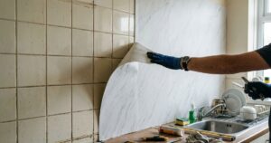 Revestimento vinílico marmorizado dispensa quebra-quebra em reformas residenciais