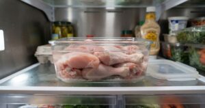 Salmoura simples transforma frango de supermercado em prato suculento e saboroso