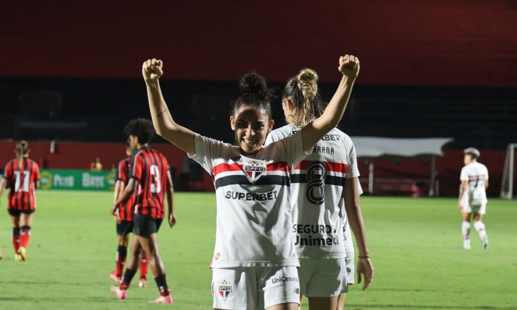 São Paulo bate o Vitória por 3 a 1 e dispara na ponta do Brasileirão Feminino