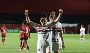 São Paulo bate o Vitória por 3 a 1 e dispara na ponta do Brasileirão Feminino