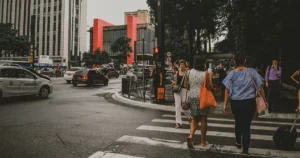 Semáforo inteligente da USP promete travessias mais rápidas e seguras para pedestres
