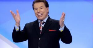 Simone Queiroz detalha improviso ao anunciar a morte de Silvio Santos na TV