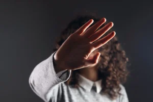 Sinal de socorro discreto do Protocolo Não Se Cale oferece apoio a mulheres em risco
