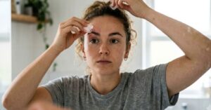Sobrancelha falhada: aprenda a técnica de maquiagem para um preenchimento natural