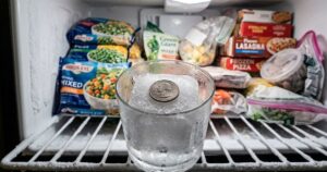 Truque da moeda no congelador revela se alimentos estragaram durante queda de energia