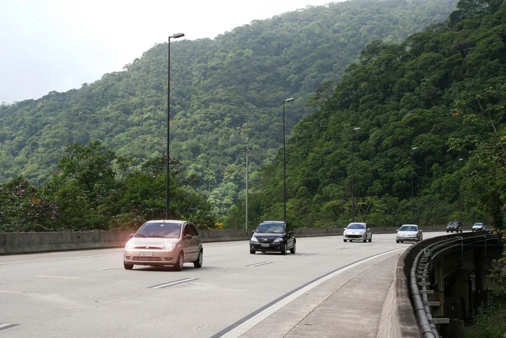 Uso de farol em rodovias: entenda as regras para evitar multas e garantir segurança