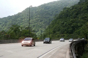 Uso de farol em rodovias: entenda as regras para evitar multas e garantir segurança