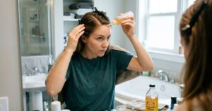 Vinagre de maçã no cabelo: o que a ciência diz sobre o uso contra a caspa