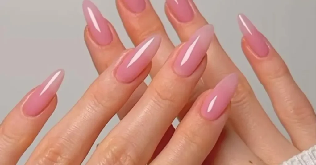 A delicadeza da primavera nas unhas: seis cores de esmalte que encantam a estação