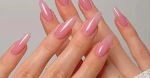 A delicadeza da primavera nas unhas: seis cores de esmalte que encantam a estação