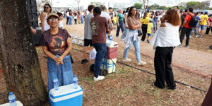 A rotina dos ambulantes que buscam sustento no desfile de 7 de Setembro