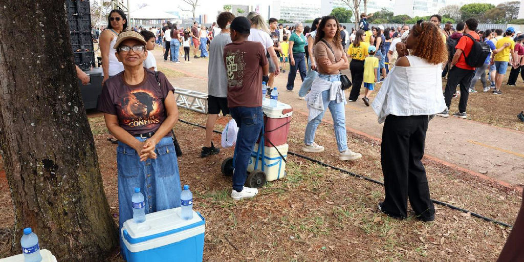 A rotina dos ambulantes que buscam sustento no desfile de 7 de Setembro