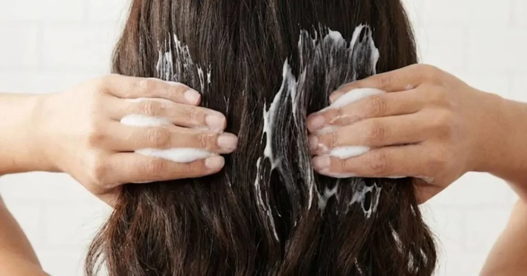 Adeus aos fios brancos: conheça o shampoo natural que escurece o cabelo sem química agressiva