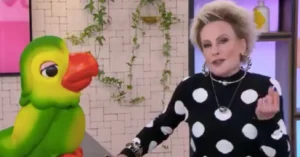 Ana Maria Braga comete gafe ao vivo e troca nome de ator no Mais Você
