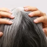 Cabelo branco: o hábito térmico que acelera o aspecto opaco e envelhecido dos fios