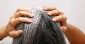 Cabelo branco: o hábito térmico que acelera o aspecto opaco e envelhecido dos fios