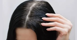 Cabelos brancos à vista: estratégias práticas para adiar o retoque da raiz