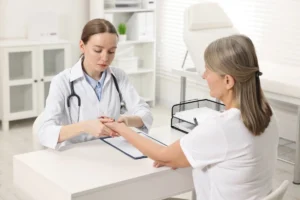Cianose: entenda o que causa a coloração arroxeada na pele e quando buscar ajuda médica