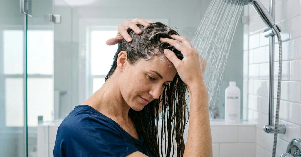 Como lavar o cabelo corretamente para evitar o ressecamento dos fios