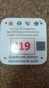 Como placas de sinalização e QR codes transformam o resgate em trilhas da Serra do Mar