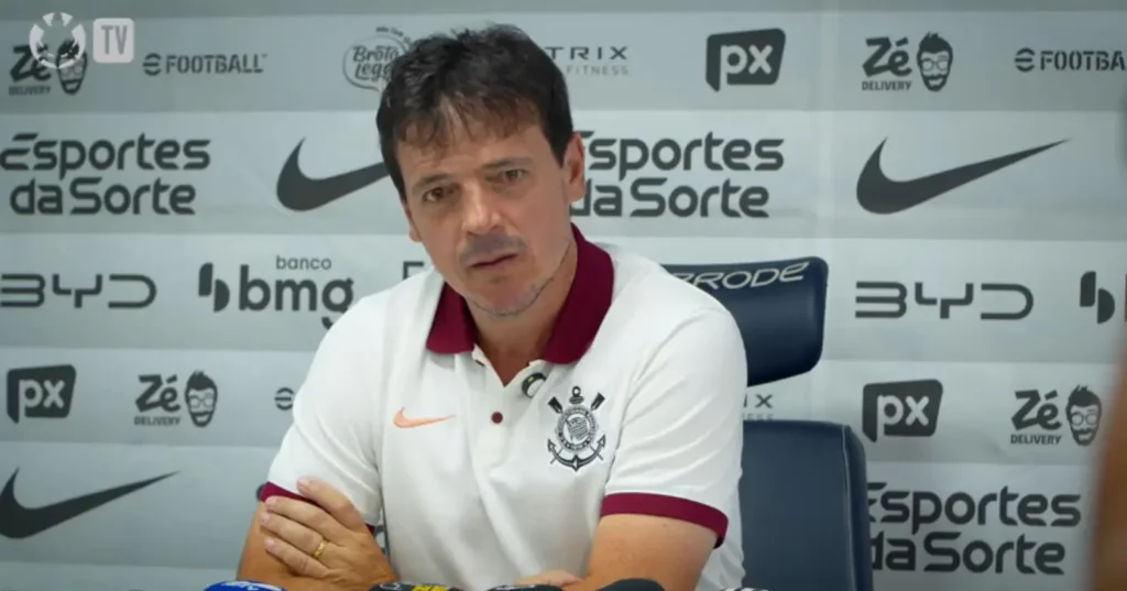Corinthians mantém Fernando Diniz no comando após intervenção do elenco