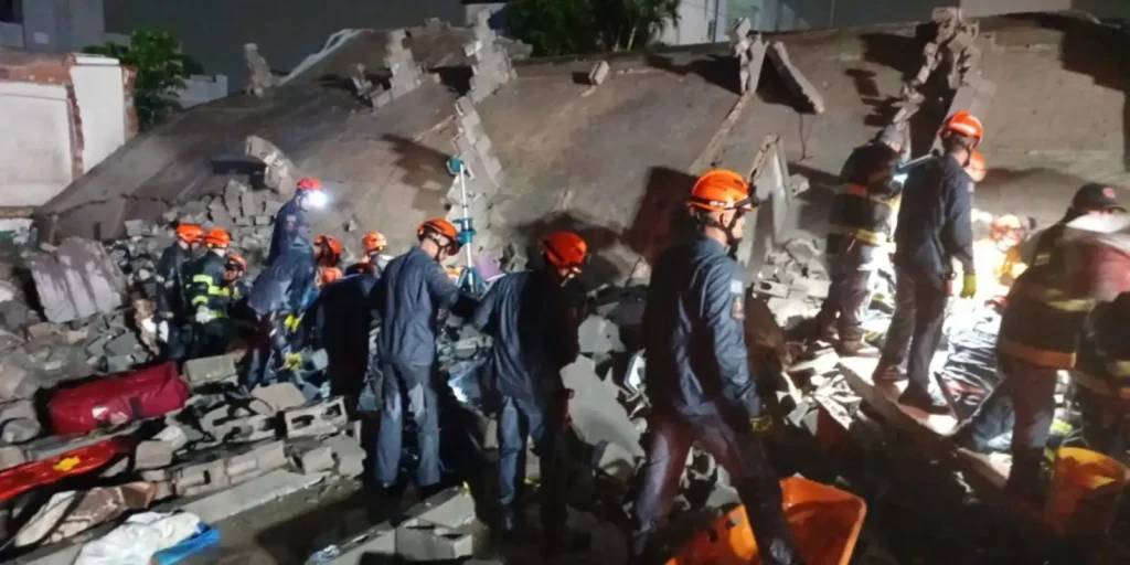 Desabamento de obra na Penha deixa dois mortos e mobiliza bombeiros em São Paulo