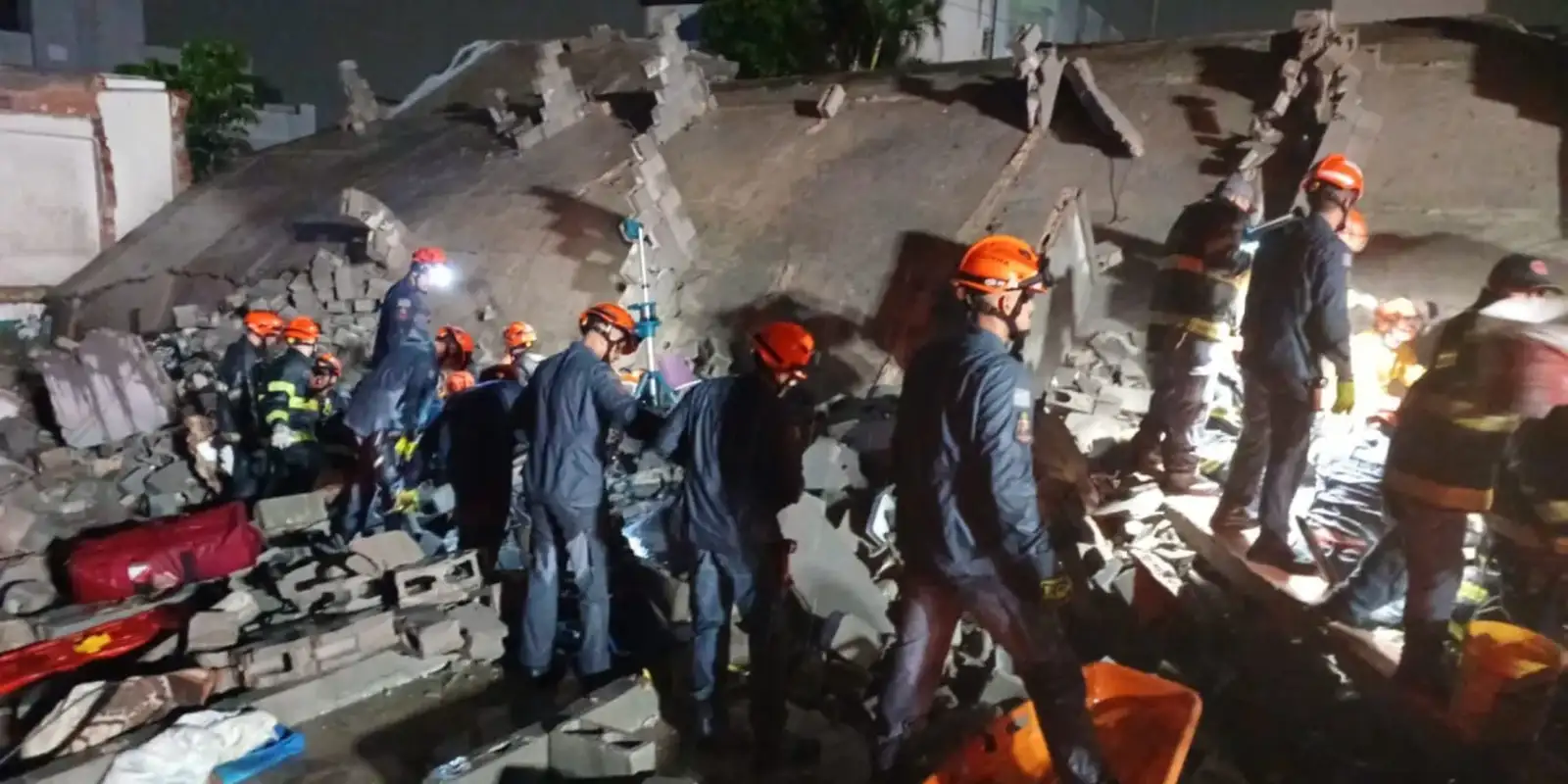 Desabamento de obra na Penha deixa dois mortos e mobiliza bombeiros em São Paulo