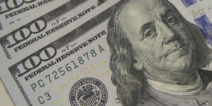 Dólar recua para R$ 5,08 e atinge menor patamar em um mês