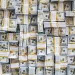 Dólar sobe e se aproxima de R$ 5,20 em dia de instabilidade nos mercados globais