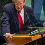 Donald Trump rechaça regulação global da IA e defende liderança dos EUA na tecnologia