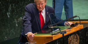 Donald Trump rechaça regulação global da IA e defende liderança dos EUA na tecnologia