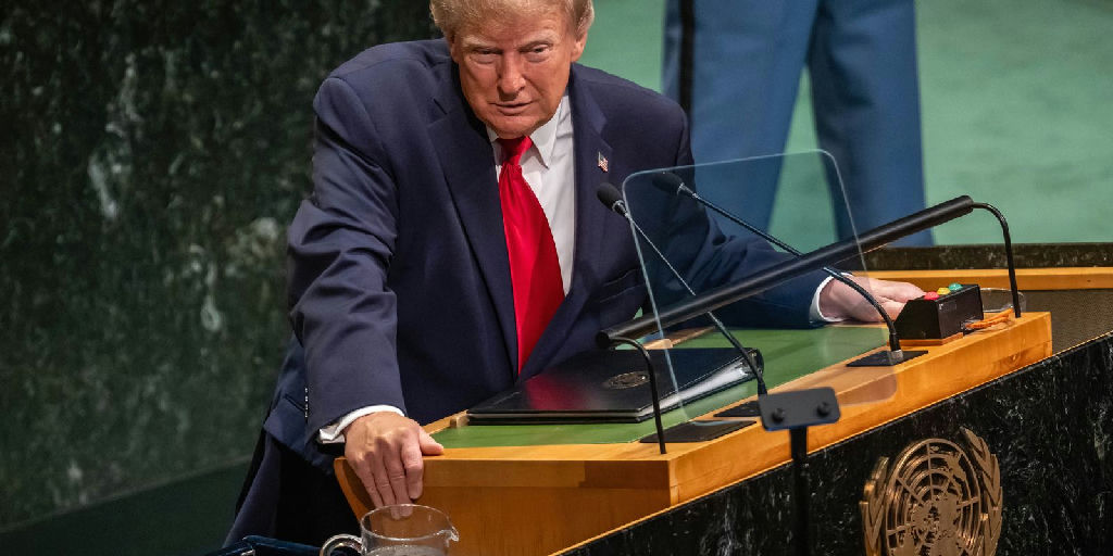 Donald Trump rechaça regulação global da IA e defende liderança dos EUA na tecnologia