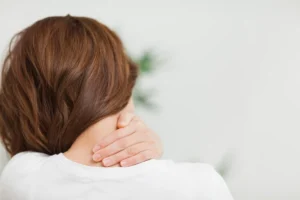 Dor na cervical: entenda as causas comuns e quando buscar ajuda médica
