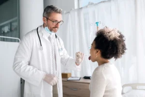 Entenda as causas do céu da boca roxo e quando procurar um médico