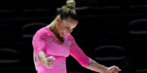 Flávia Saraiva conquista medalha de ouro nas barras assimétricas na etapa húngara da Copa do Mundo