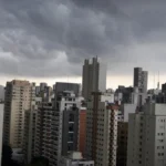 Frente fria traz risco de tempestades e queda acentuada de temperatura em São Paulo